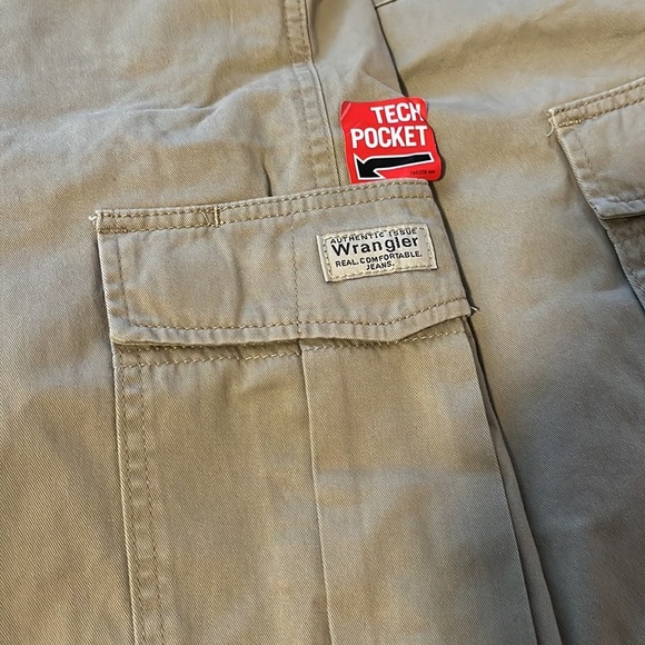 Wrangler Men’s Cargo Shorts with tech pocket Size 42. NWOT - Picture 3 of 4